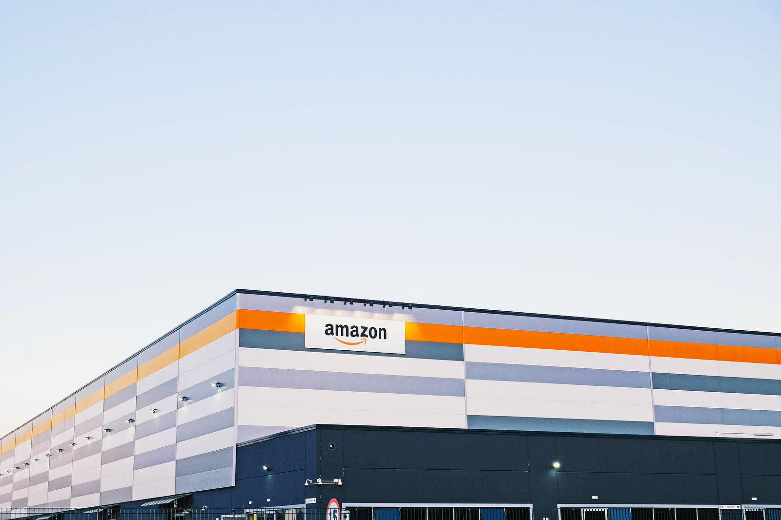 [Italy] Amazon pays €180 million to end tax and labour probe