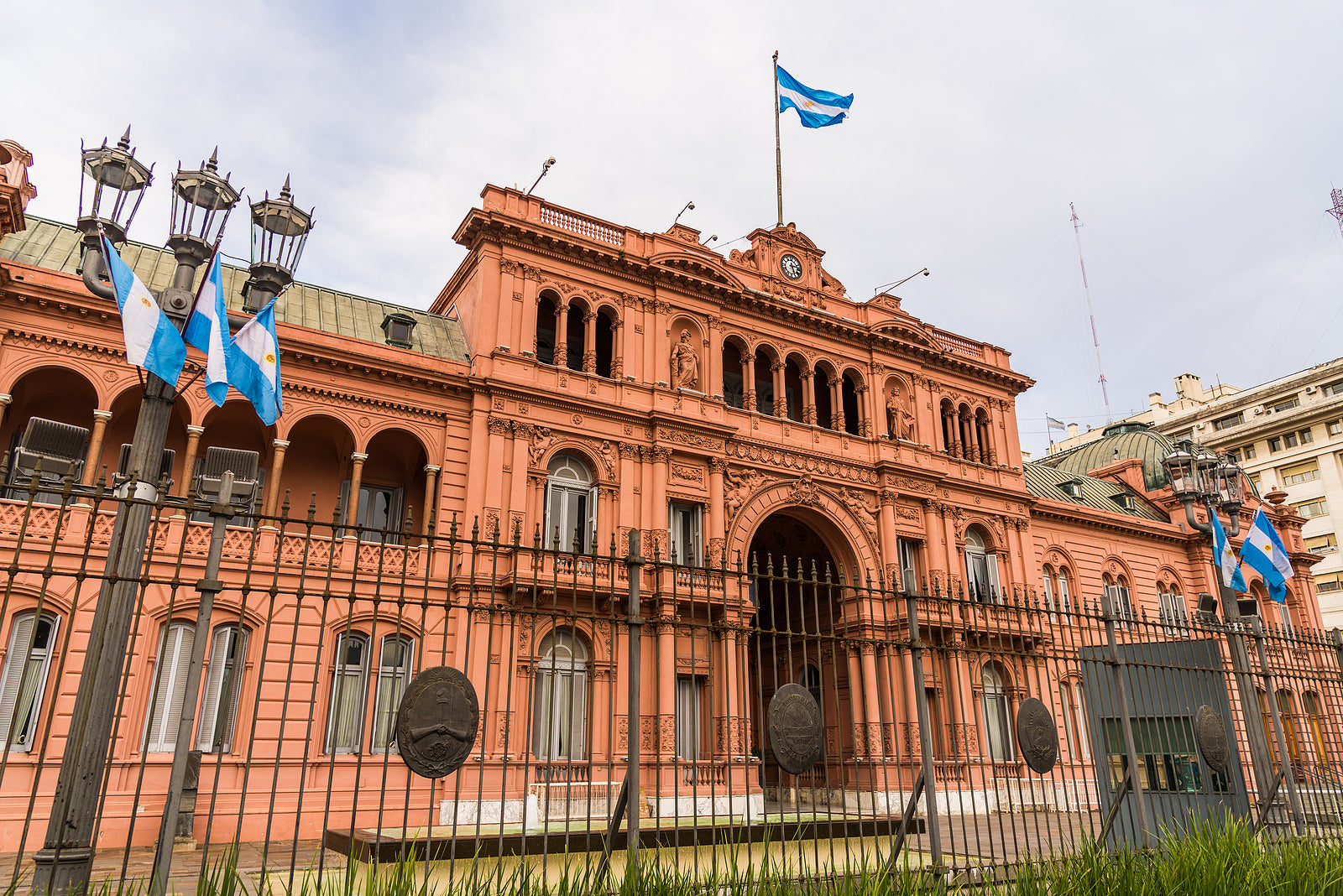 [Argentina] Workers hold minimum wage ‘funeral’ as inflation poised to hit 90%