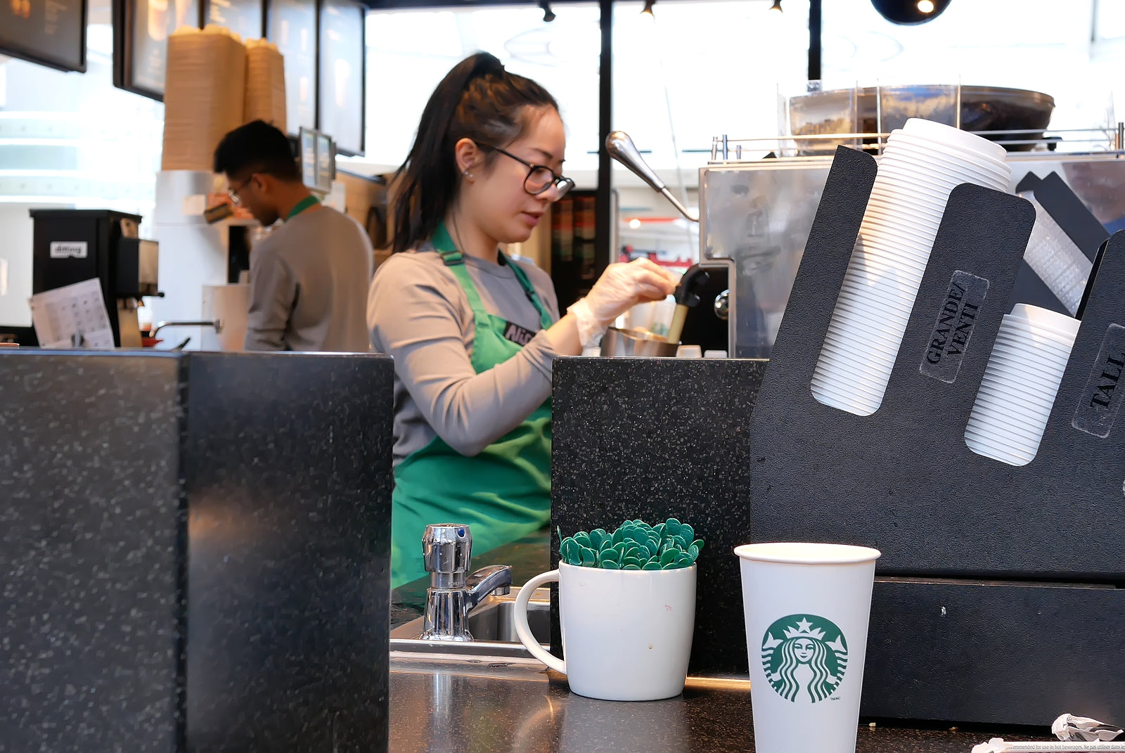 [US] Starbucks violated labour laws with pay rises for non-unionised workers
