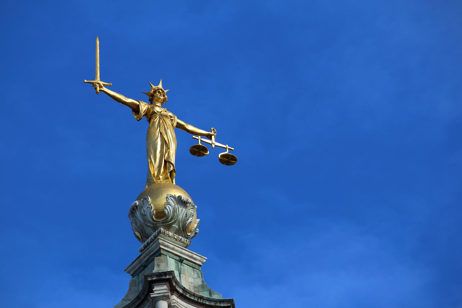 [UK] Barristers continue to strike over pay and conditions