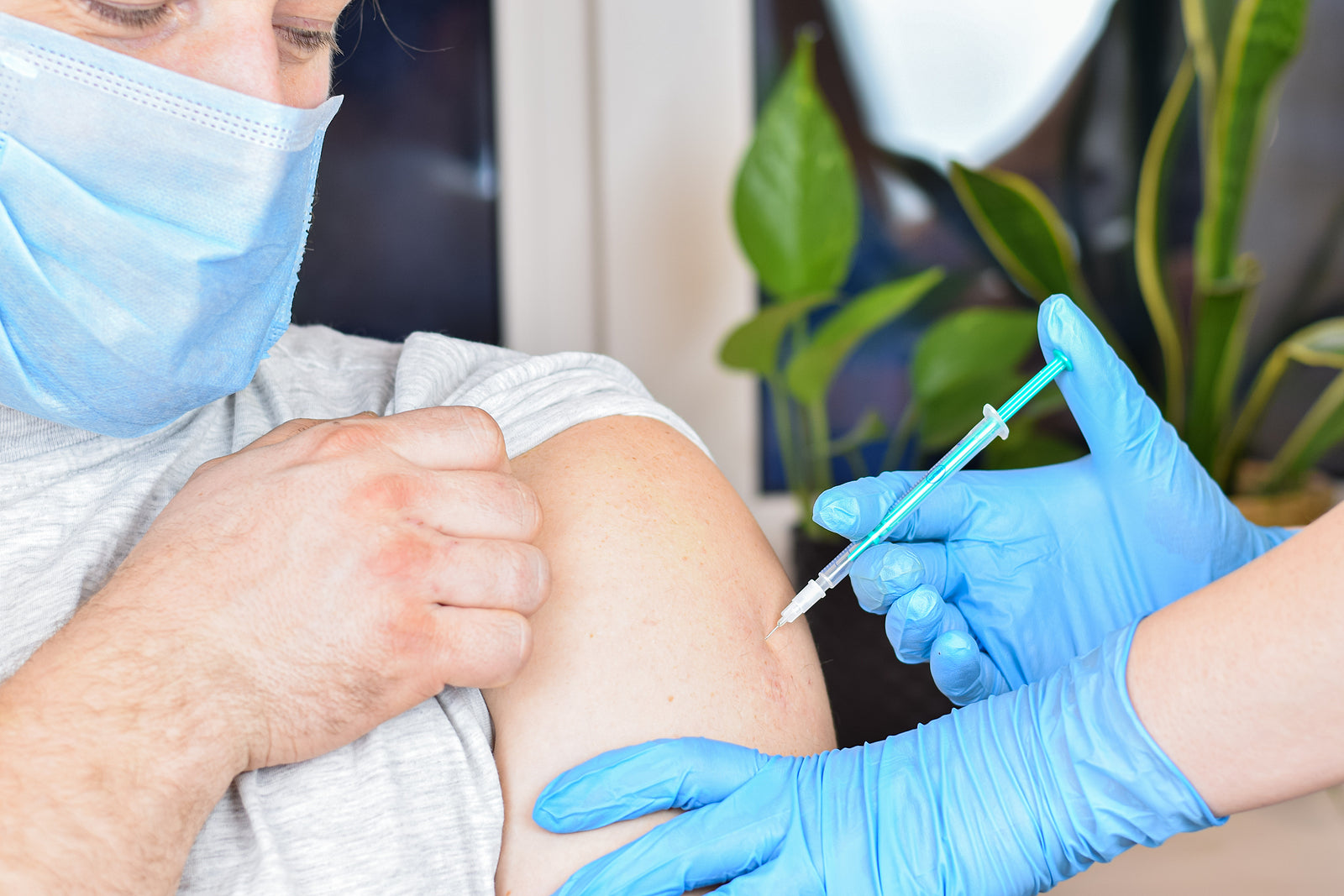 [UK] COVID-19 vaccinations could become mandatory for care home workers