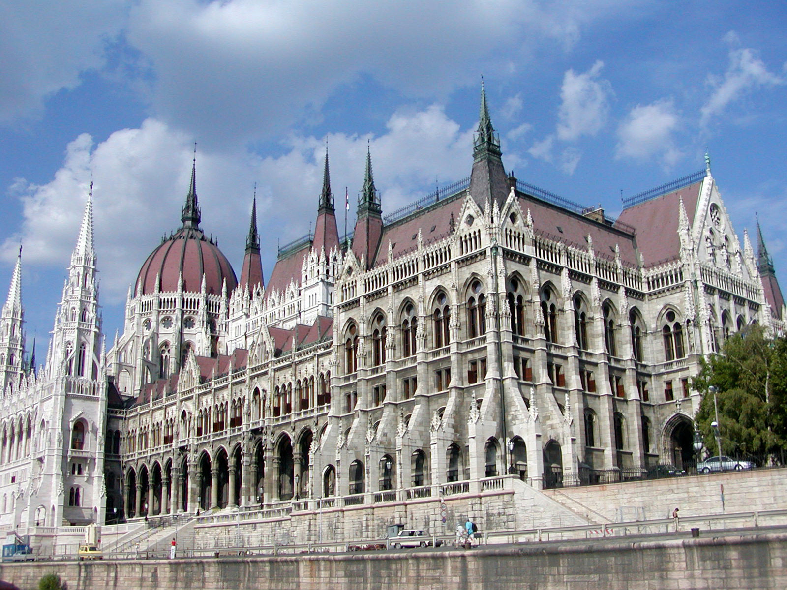 [Hungary] Call for European minimum wage adjustment and reinstatement of teachers