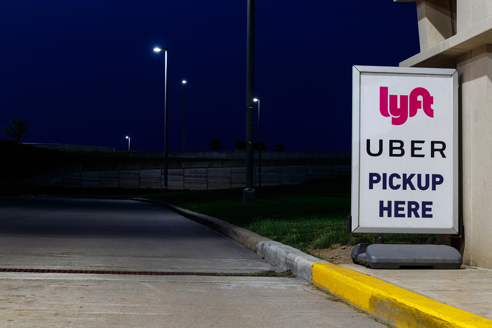 [California] Court orders Uber and Lyft to classify drivers as employees