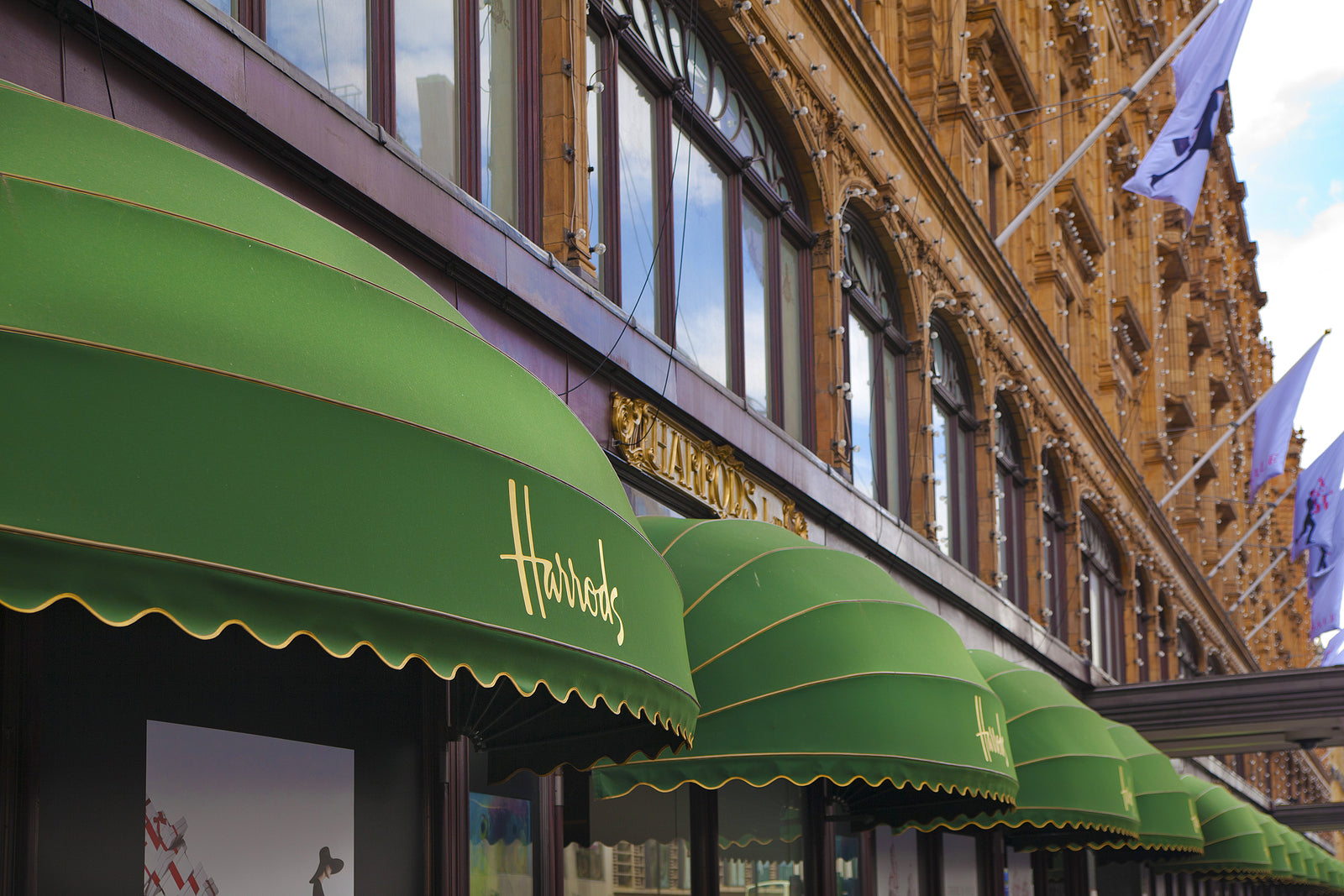 [UK] Harrods faces legal action for not passing £1 dining charge along to staff