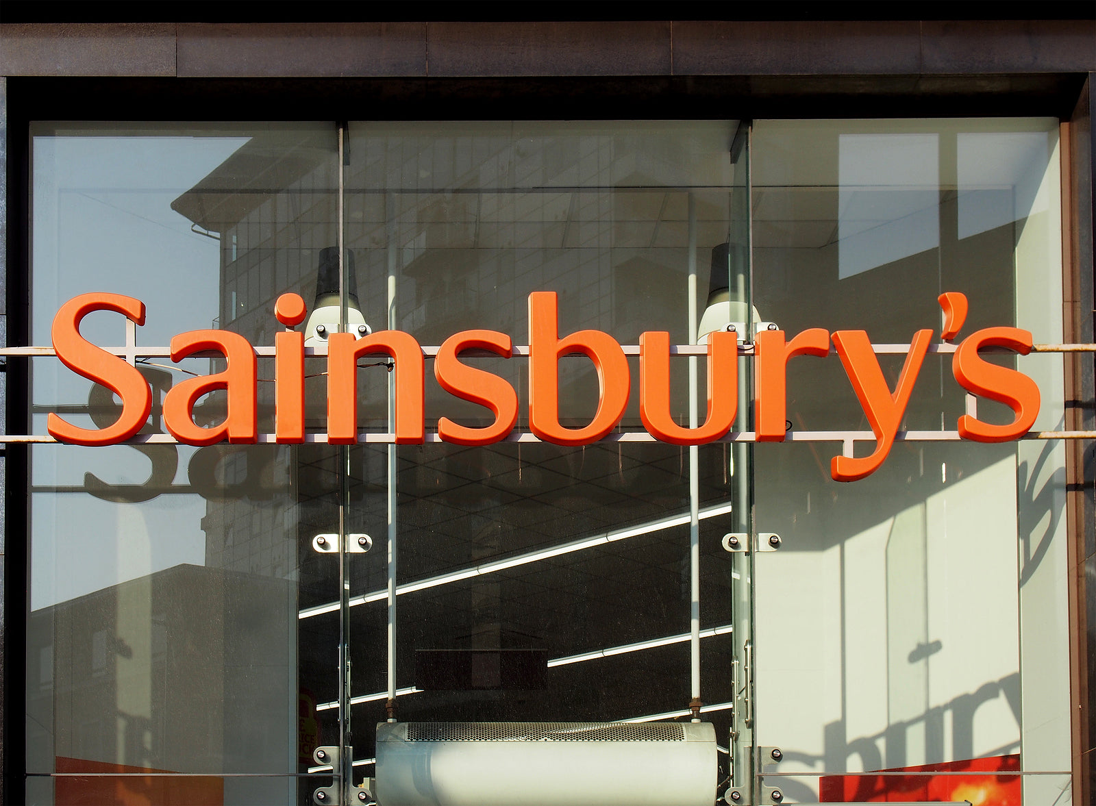 [UK] Sainsbury's and M&S face shareholder pressure over pay