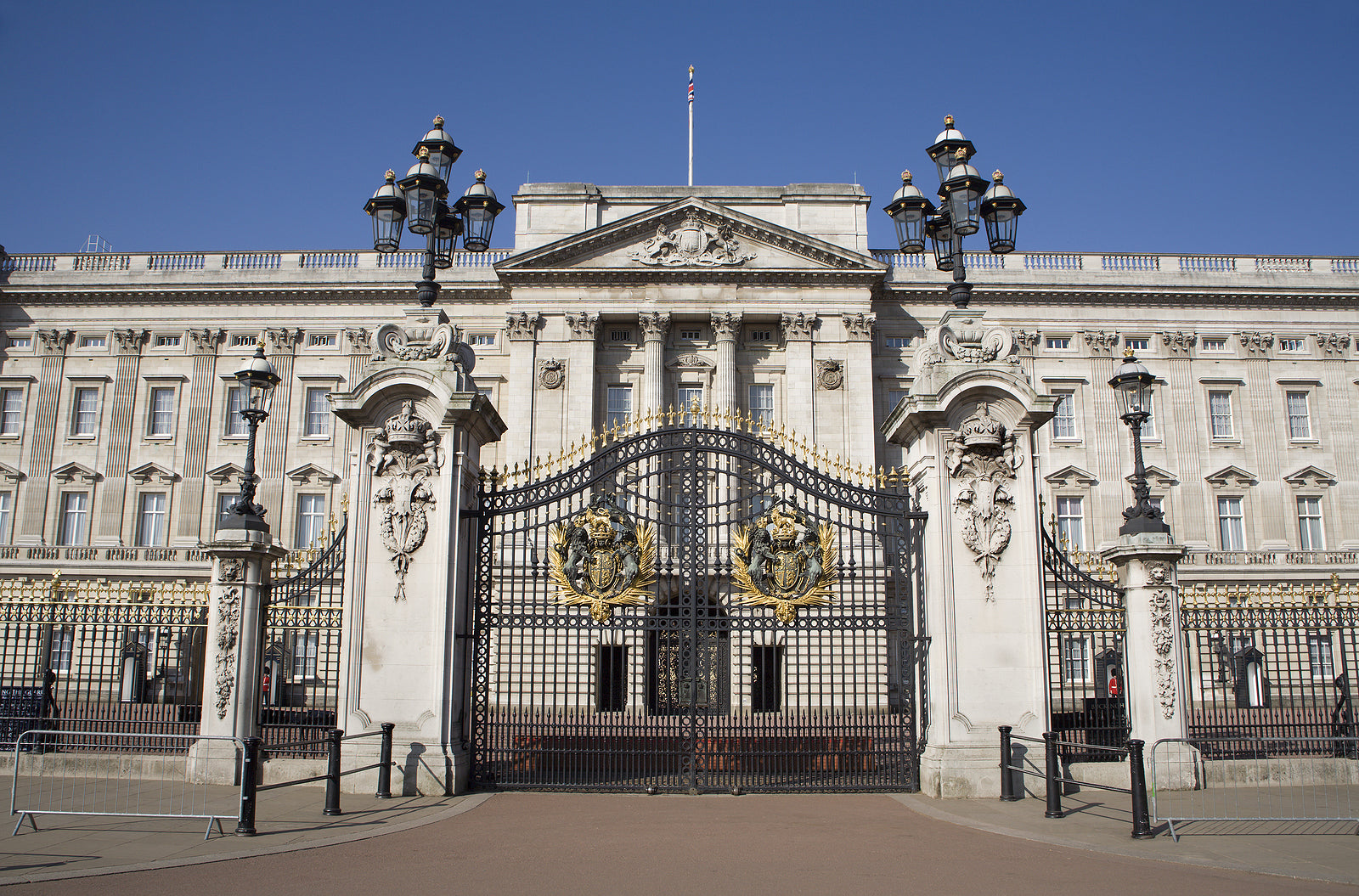 [UK] Buckingham Palace ad for live-in housekeeper role paying below minimum wage