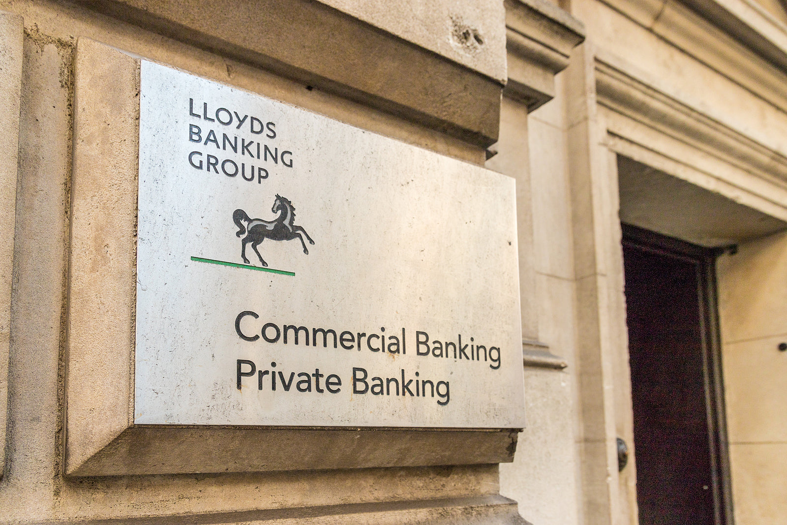 [UK] Lloyds boss acknowledges concern over use of staff data in pay negotiations