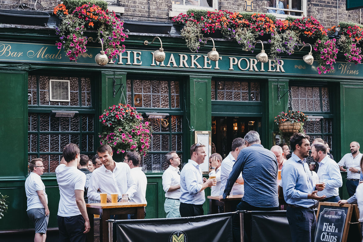 [UK] Hospitality sector accounts for more than half of job losses