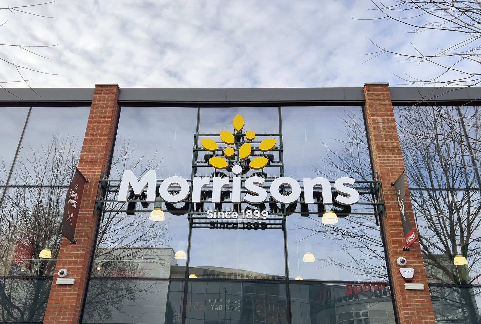[UK] Supermarket bosses earn a shopworker’s annual salary in under a day