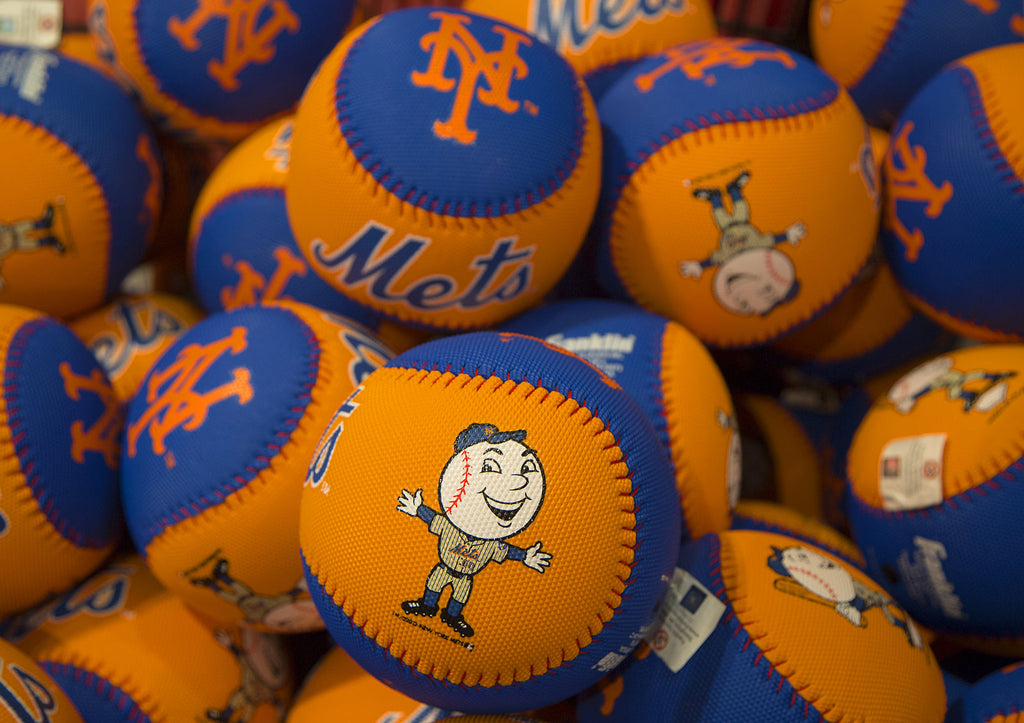 [US] Baseball players seek expanded free agency and salary arbitration rights - New York Mets souvenir baseballs, baseball players union negotiates for higher minimum and salary arbitration