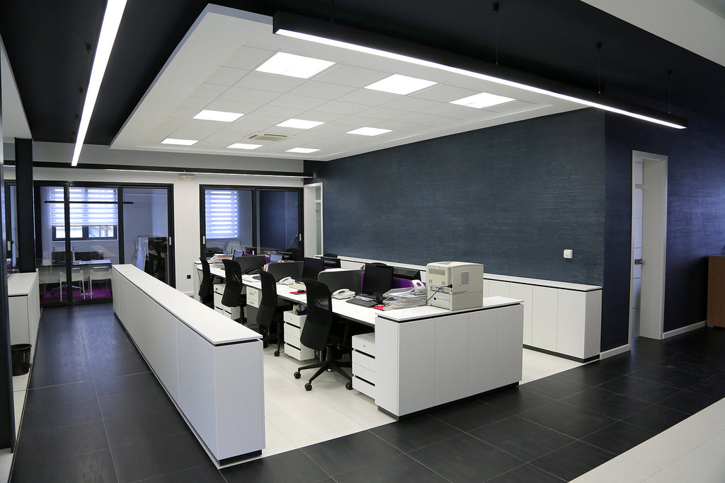 [China] HR manager’s 16 million yuan payroll fraud - empty desks in modern workspace, ghost employees in Shanghai payroll fraud