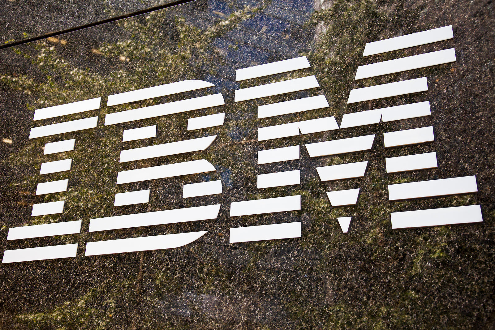 [US] IBM to cut 9,000 jobs as workforce relocates overseas