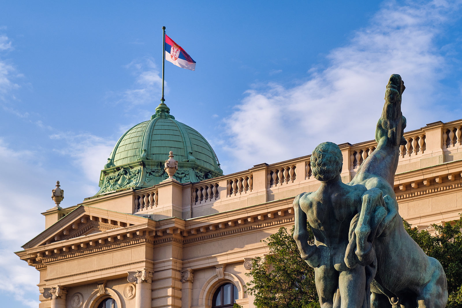 [Serbia] Government proposes minimum wage hike of 8% to 10%