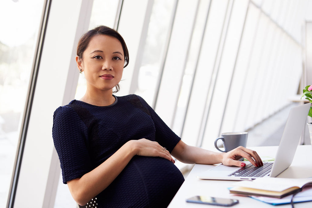 [UK] Number of women forced out of jobs due to pregnancy and maternity leaps by 37% - preganant woman in her office, women pushed out of workforce over preganancy and maternity leave