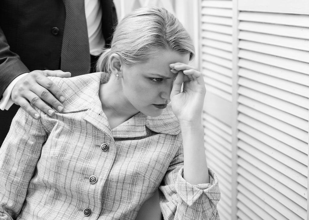 [Canada] New employer obligations in Québec to prevent workplace sexual violence - women flinching from man's hand on her shoulder, sexual harrassment at work Canada,