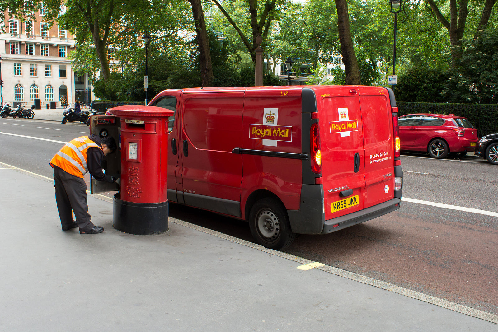 [UK] Triple pay package for Royal Mail chief exec as profits slide
