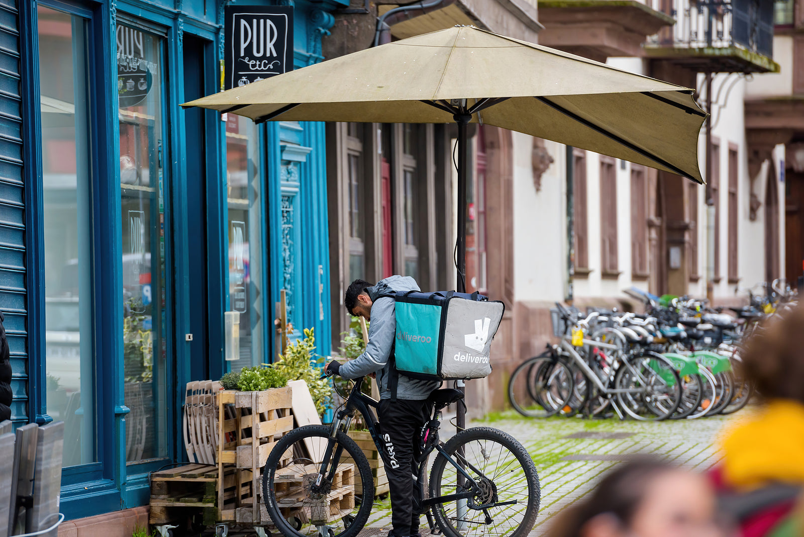 [France] Court fines Deliveroo €30,000 for abusing workers’ freelance status