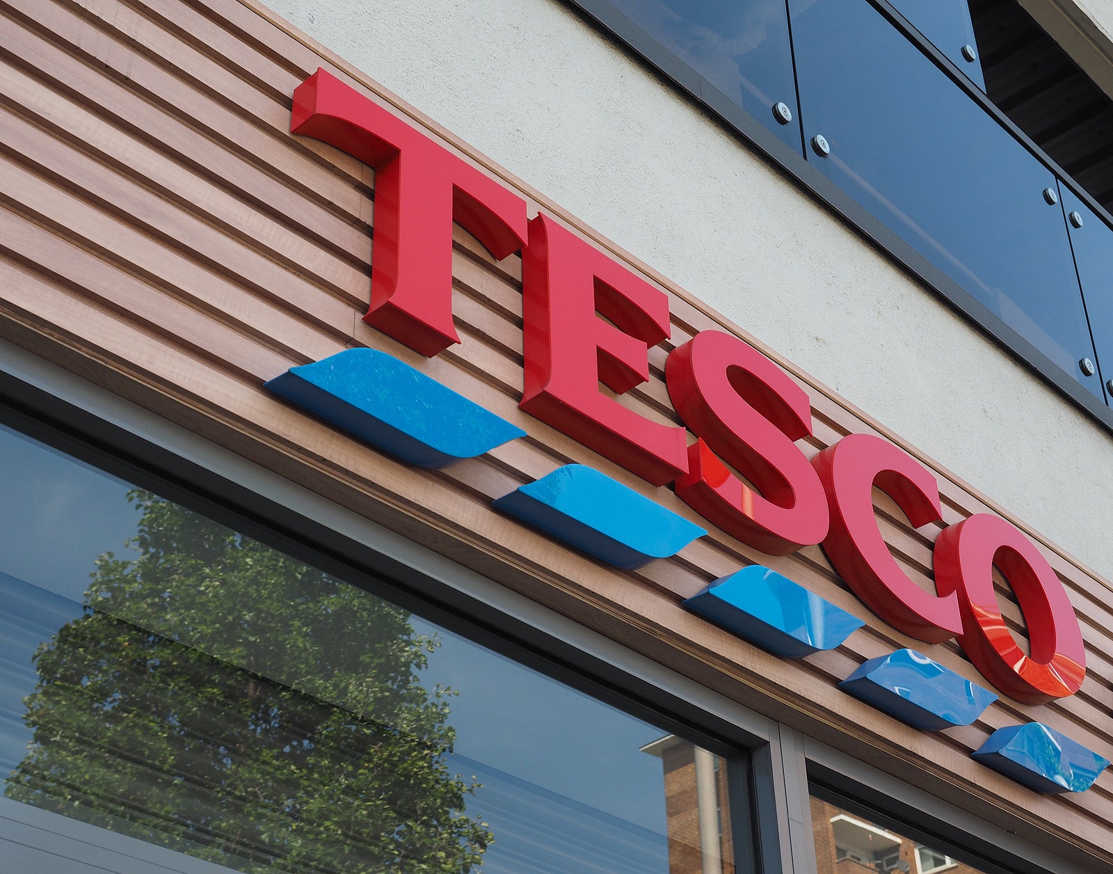 [UK] Tesco announces new pay rise for staff days after Asda hikes pay