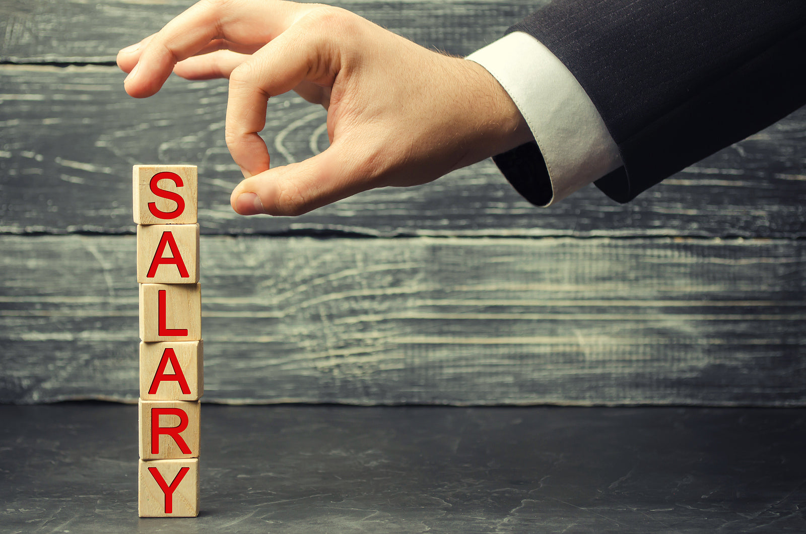 [UK] Allen and Overy make 10% cut to NQ solicitor pay