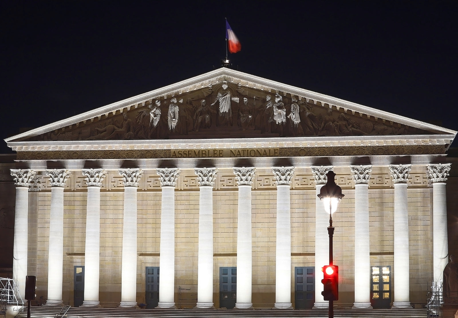[France] Protests over government decision on pension reform intensify