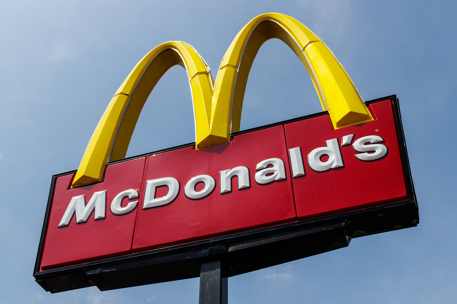 [US] McDonald's franchisee accused of overworking more than 100 teens