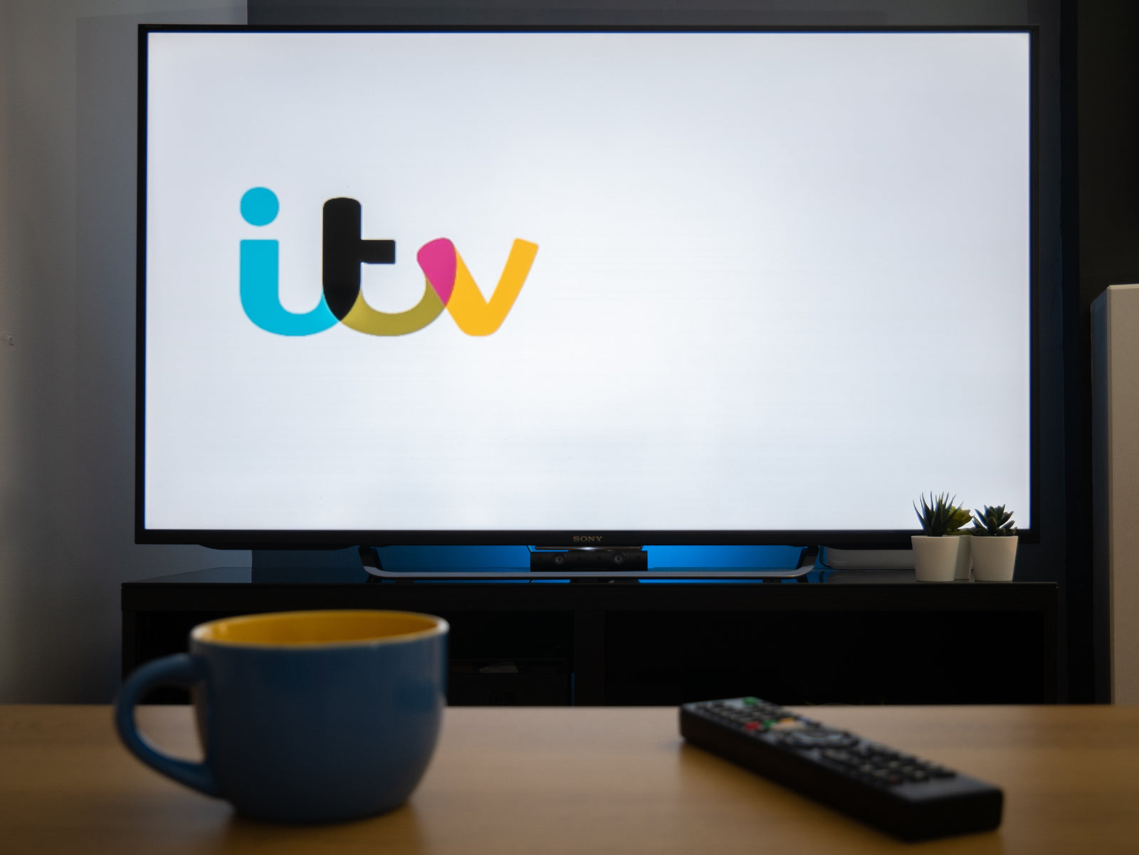 [UK] Three popular daytime TV stars could quit over HMRC pay row