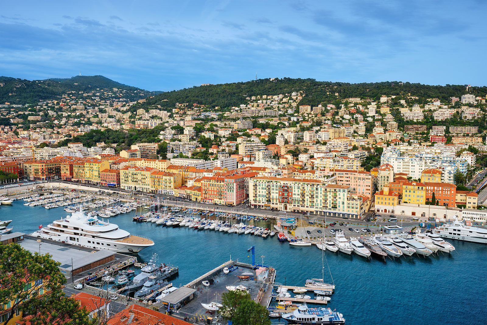 [France] Government favours extending taxes on the wealthy