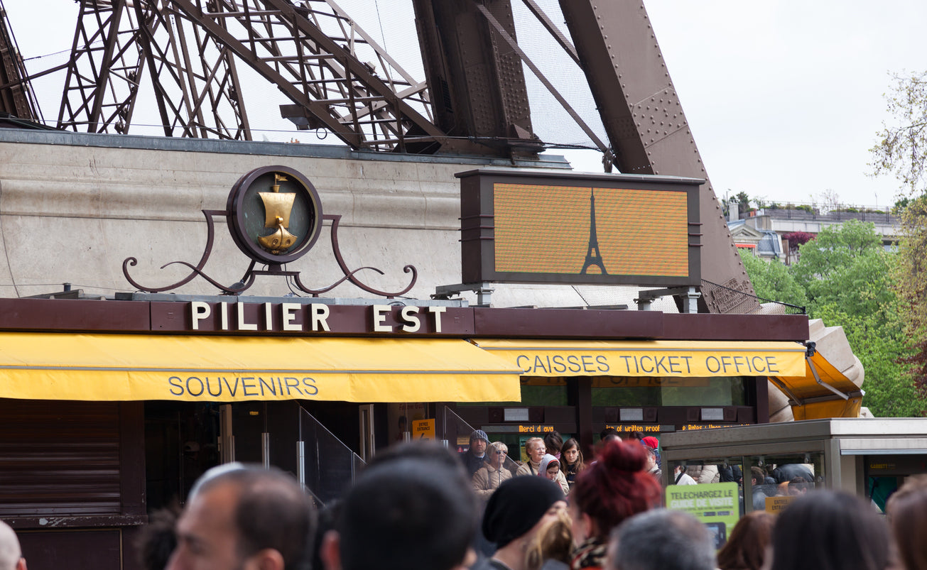 [France] Worker pay strike closes Eiffel Tower